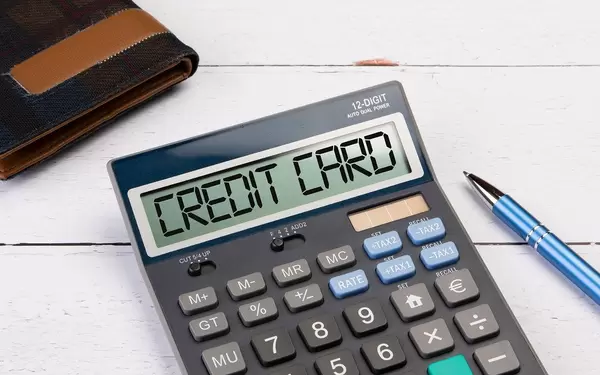 Klassischer Taschenrechner zeigt "Credit Card" auf dem Display