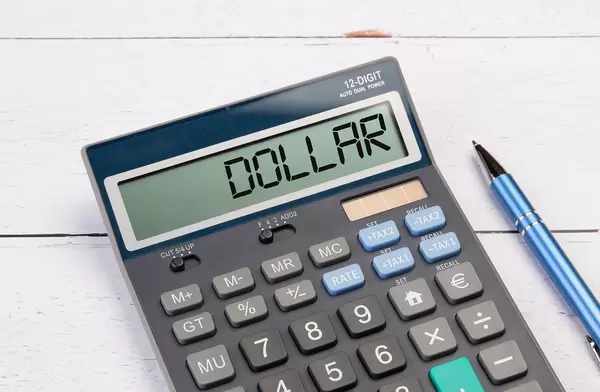 Klassischer Taschenrechner zeigt "Dollar" auf dem Display