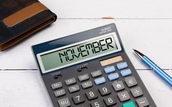 Klassischer Taschenrechner zeigt "November" auf dem Display