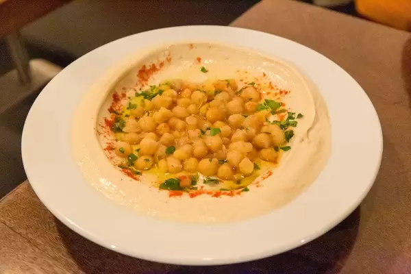 Klassisches Hummus mit Tahinaund Zaatar im vegetarischen "Hummus Restaurant" an der Carrer de València in Barcelona, Spanien