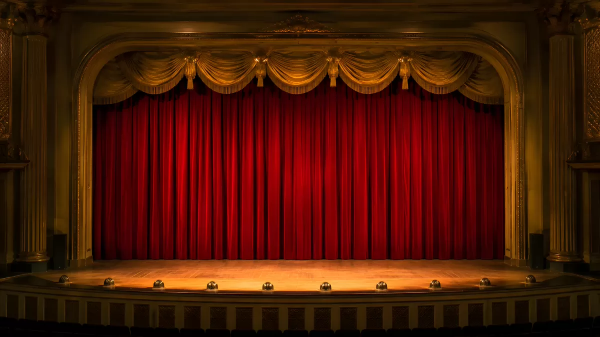Klassisches Theatergebäude mit rotem Bühnenvorhang