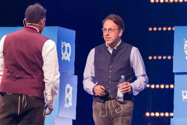 Klaus Hommels betritt die Bühne der Bits&Pretzels