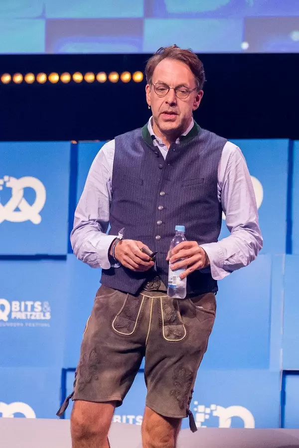 Klaus Hommels in Lederhosen auf der Bits&Pretzels