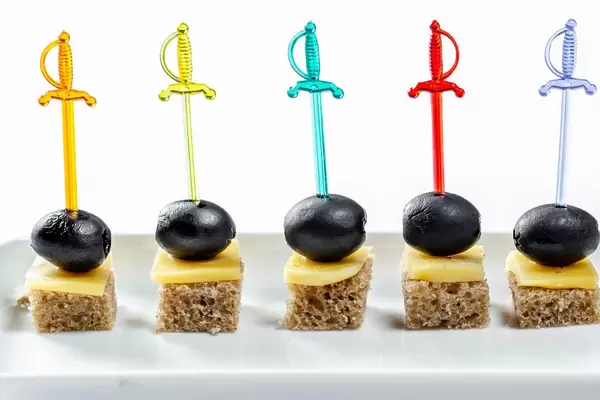 Kleine Canapés zum Imbiss auf weißem Hintergrund