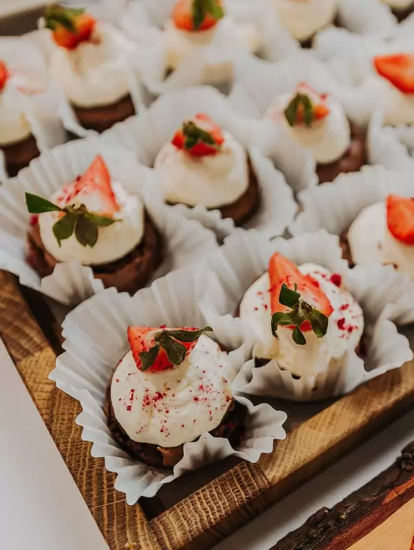 Kleine Cupcakes mit Sahne und Erdbeere. Nahaufnahme