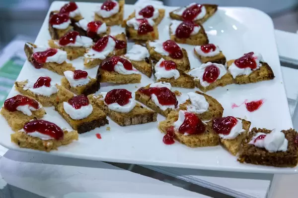 Kleine Dessert mit pflanzlichem Quark von simply und Marmelade auf der Veggieworld in Köln