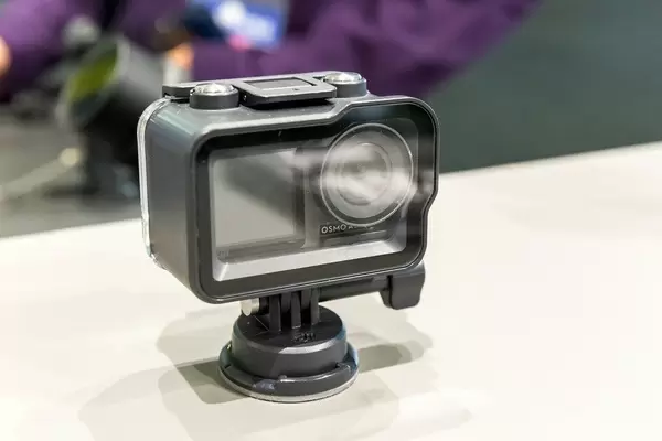 Kleine DJO Osmo Action Kamera mit Schutzgehäuse