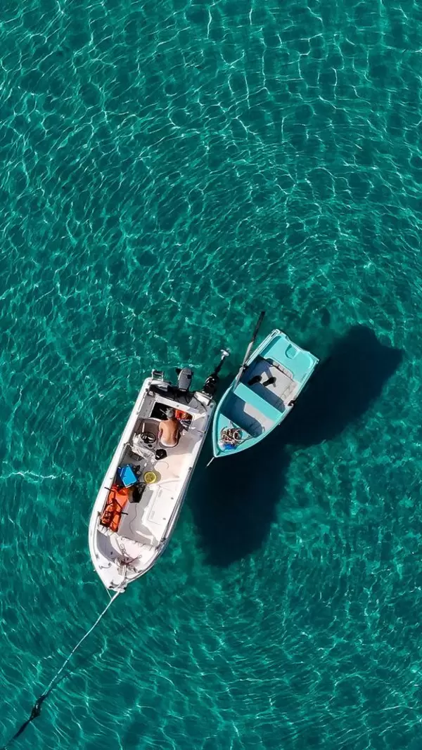 Kleine Fischerboote aus der Vogelperspektive