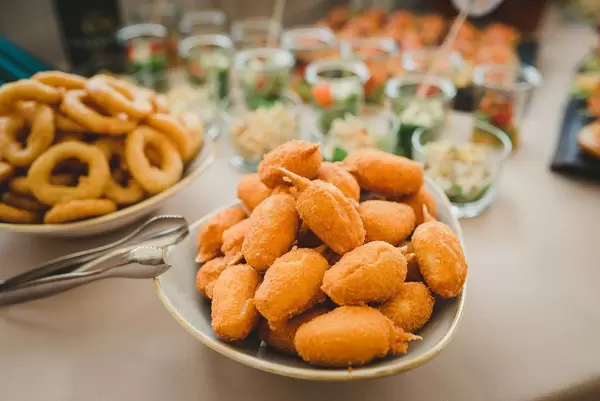 Kleine frittierte Fischbällchen in einer Schale