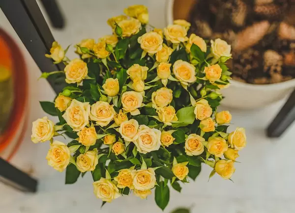 Kleine gelbe Rosen im Blumenstrauß