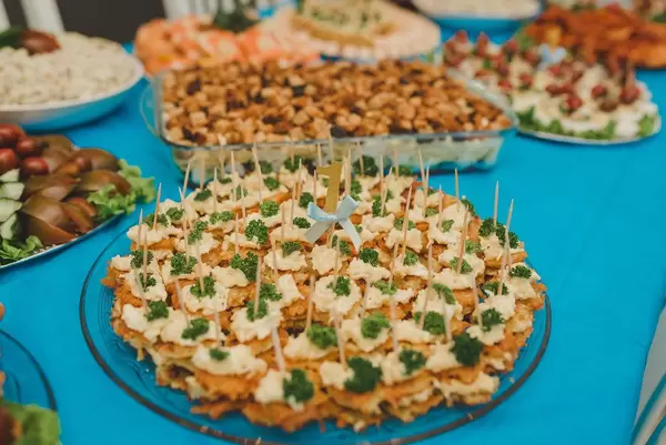 Kleine Kartoffelpfannkuchen mit Käsecreme und Petersilien