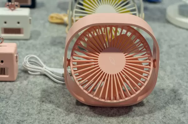 Kleine Lüfter von Qushini
