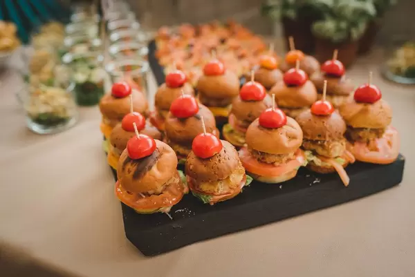 Kleine Mini-Burger mit Tomatenscheiben oben drauf