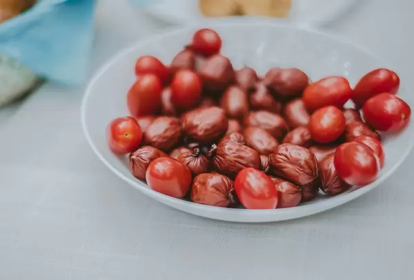 Kleine Picknick Würstchen im Teller