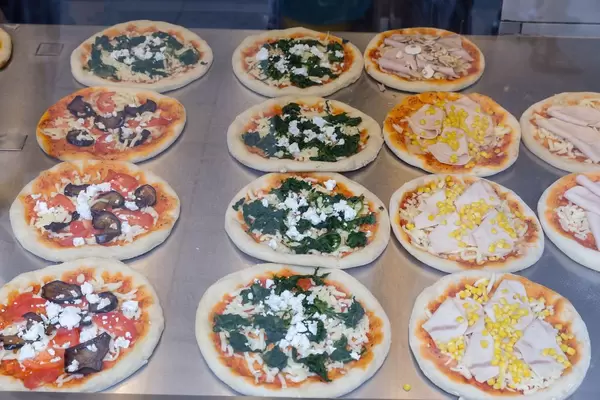 Kleine Pizzen mit Mais, Spinat und Aubergine