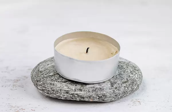 Kleine Rechaudkerze mit benutztem, schwarzen Docht