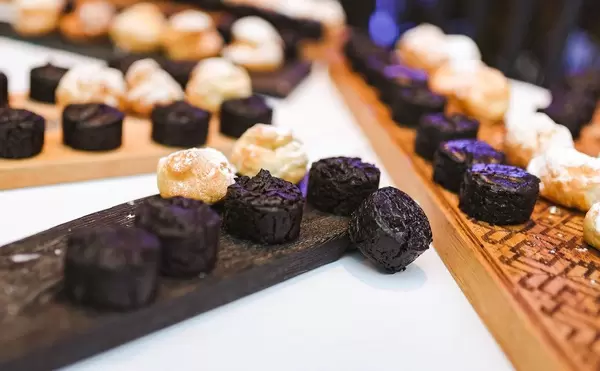 Kleine Schokoladen und Vanille Cupcakes auf Holzbrettern Nahaufnahme