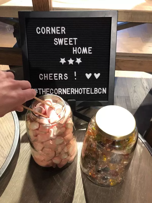 Kleine Snacks To-Go in Einmachgläser für die Gäste des "The Corner Hotel" in Barcelona, Spanien