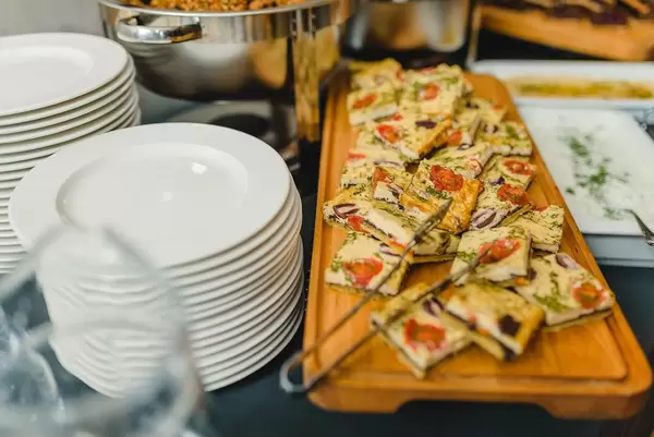 Kleine Stücke Gemüsepizza auf einem Holzbrett