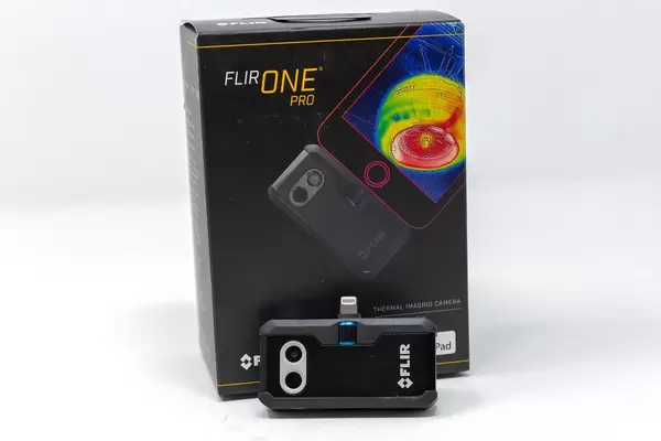 Kleine Wärmebildkamera FLIR ONE Pro LT für Android-Geräte, vor dem Verpackungskarton