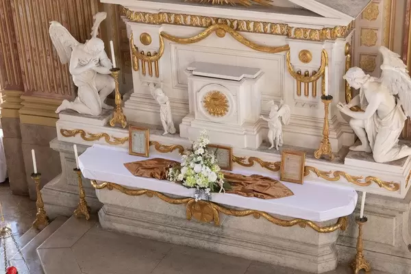 Kleiner Altar in der Kirche von Schloss Slavkov in Austerlitz, Tschechien