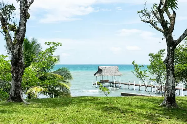 Kleiner Bootssteg mit Palmendach am Meer
