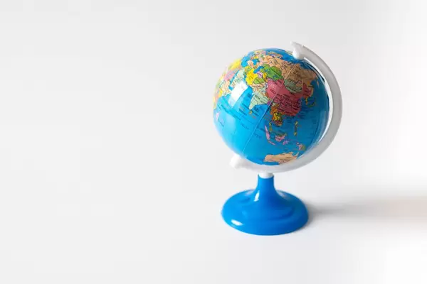 Kleiner Globus vor weißem Hintergrund