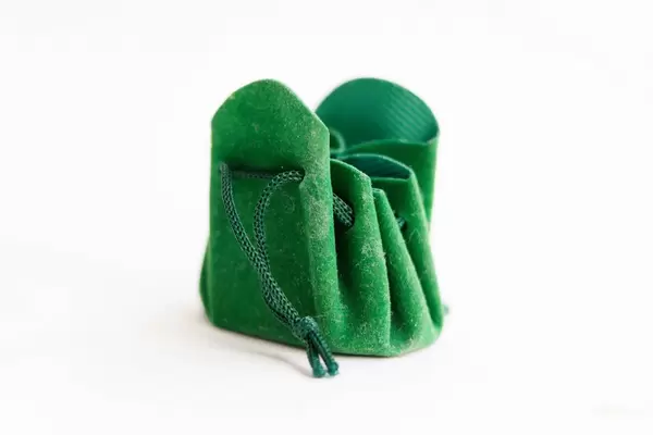 Kleiner grüner Geschenkebeutel