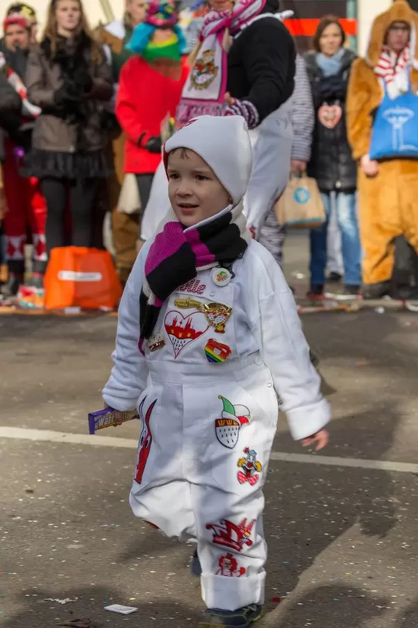 Kleiner Junge beim Rosenmontagszug - Kölner Karneval 2018