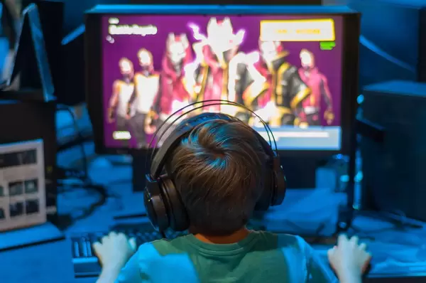 Kleiner Junge beim Zocken. IFA Berlin 2018