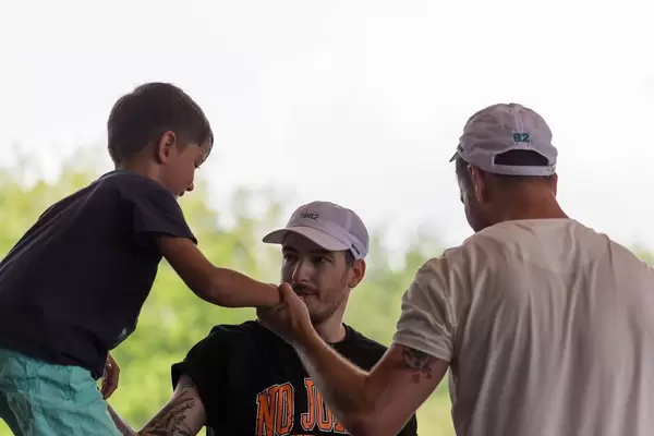 Kleiner Junge gesellt sich zu Marteria & Casper auf der Bühne