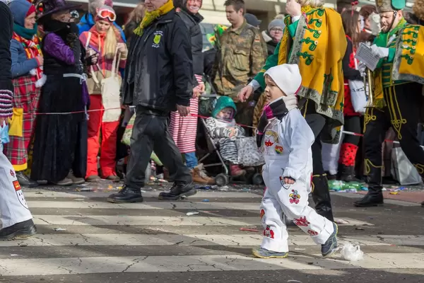 Kleiner Junge und die Kölner Husaren beim Rosenmontagszug - Kölner Karneval 2018