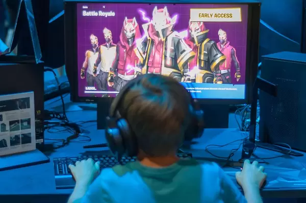 Kleiner Junge zockt Battle Royal - IFA Berlin 2018