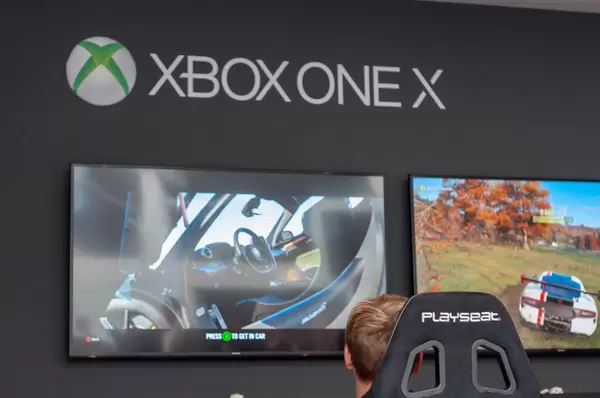Kleiner Junge zockt ein Rennspiel auf der Xbox One X
