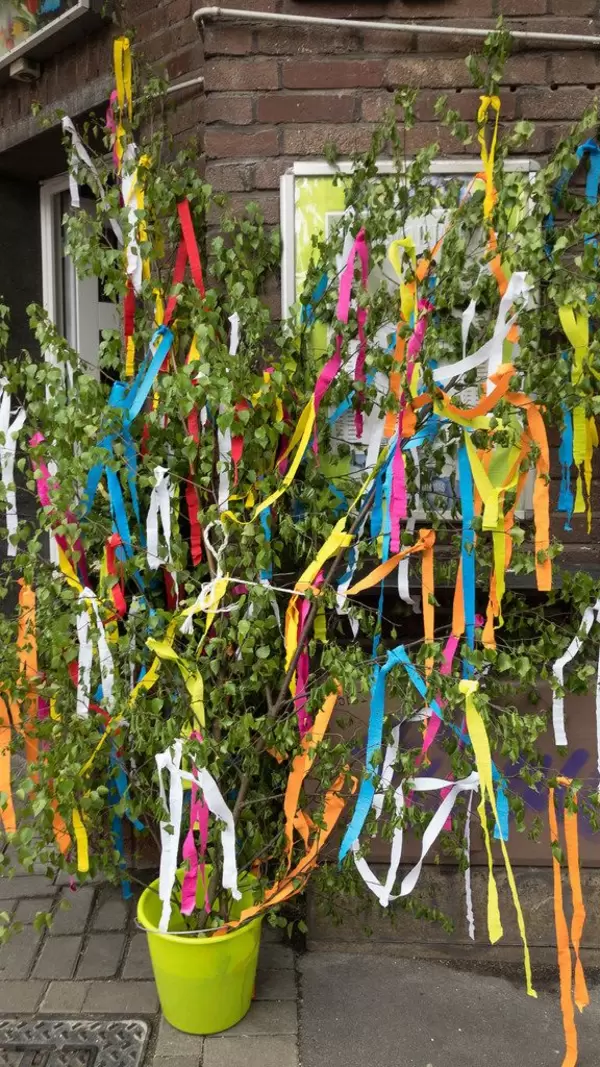 Kleiner Maibaum im Eimer