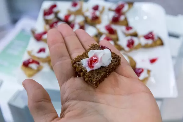 Kleines dunkles Brot mit Quarkalternative Simply als die perfekte pflanzliche Alternative