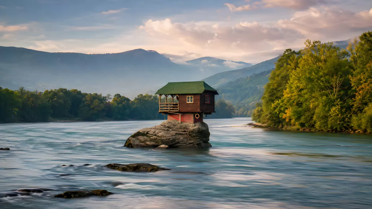 Kleines Holzhaus auf Felsen mitten im Fluss