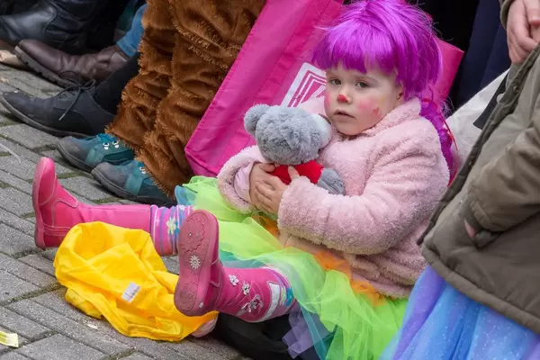 Kleines Mädchen mit rosafarbenen Haaren, bunten Klamotten und Teddy - Kölner Karneval 2018