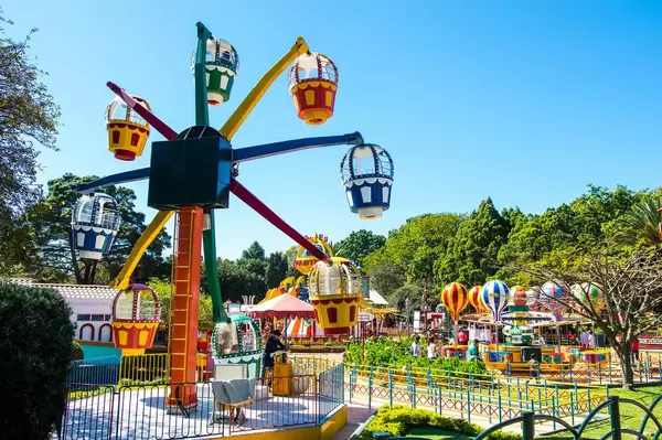 Kleines Riesenrad, Karusselle und Fahrgeschäfte für Kinder in Vergnügungspark