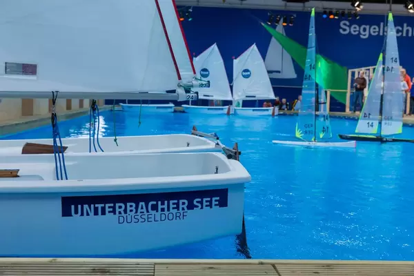 Kleines Segelboot auf Pool wirbt für Segelschule an Unterbacher See, Düsseldorf an Messe boot