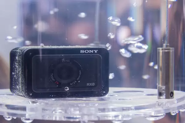 Kleinste digitale Fotokamera der Welt: Die Sony RX0 unter Wasser an der Photokina in Köln