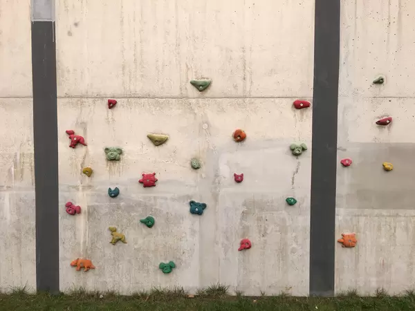 Kletterwand auf Kinder-Spielplatz