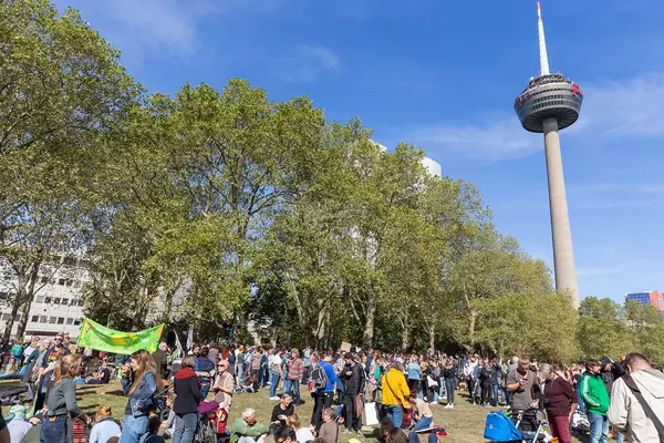 Klima Demonstranten genießen den sonnigen Tag am Colonius Fernsehturm