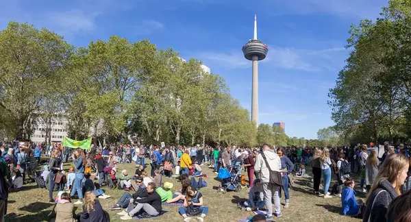 Klima Demonstranten genießen den sonnigen Tag in einer Grünanlage