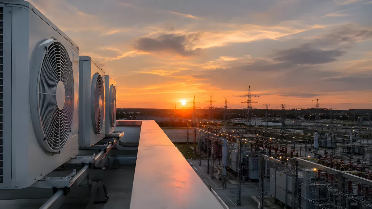 Klimaanlagen auf Hochhausdach bei Sonnenuntergang — Bild kostenlos herunterladen