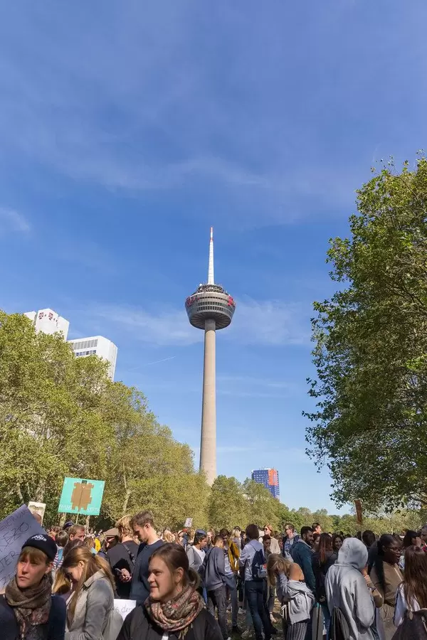 Klimademonstranten streiken vor dem Kölner Fernsehturm