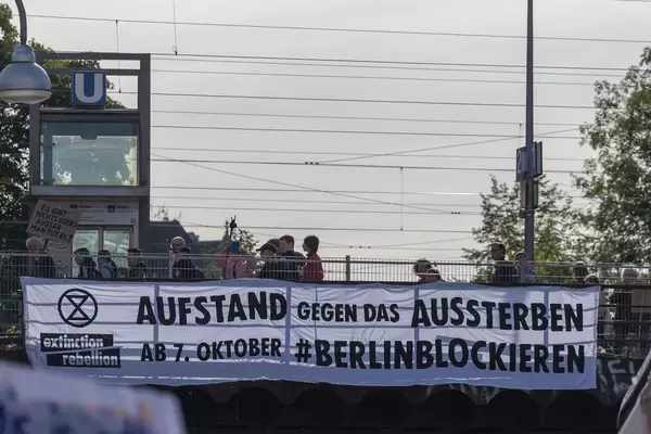 Klimademonstration in Köln prangert verfehlte Klimaziele an und fordert "Aufstand gegen das Aussterben"