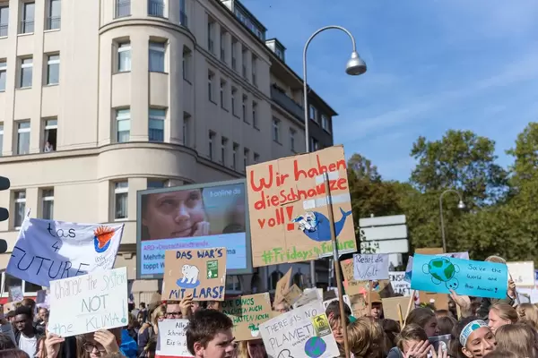 Klimaprotest in Köln: Schüler demonstrieren gegen das Artensterben und gegen schmelzende Polkappen durch globaler Erderwärmung