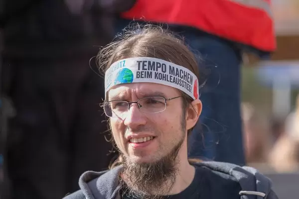 Klimastreik: Fridays for Future Demonstrant fordert mit Stirnband "Tempo Machen beim Kohleausstieg!"
