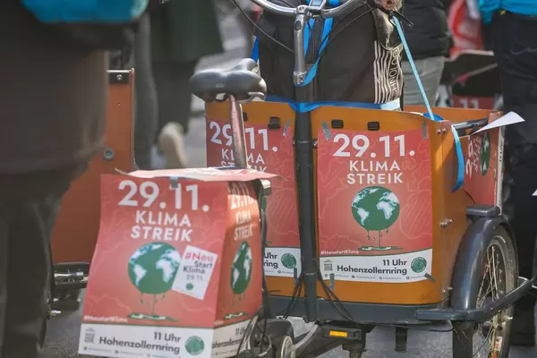 Klimastreik Plakat auf dem Fahrrad vom 29.11.19 in Köln